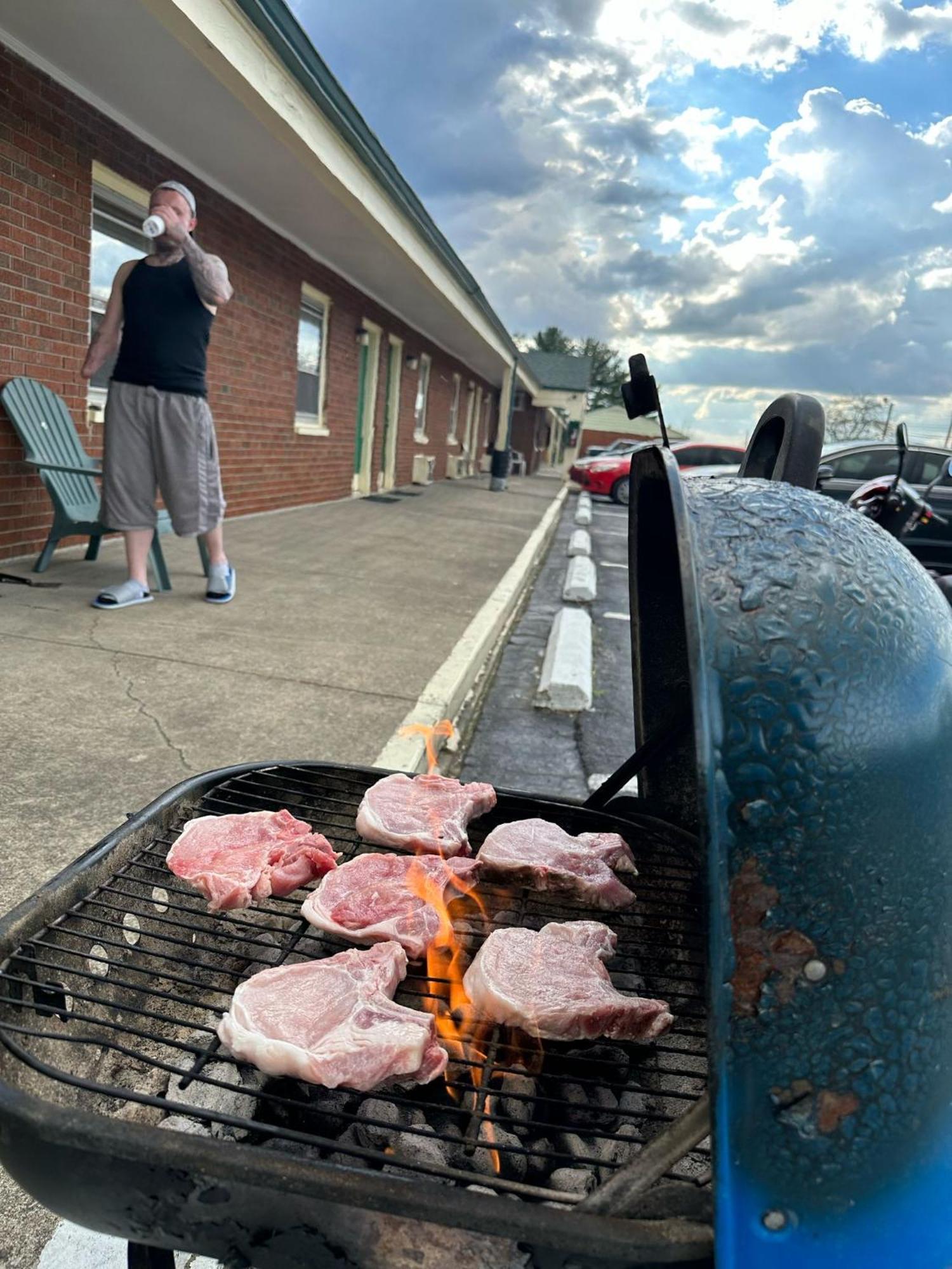 Hillcrest Motel By Oyo Aurora Near Lawrenceburg エクステリア 写真