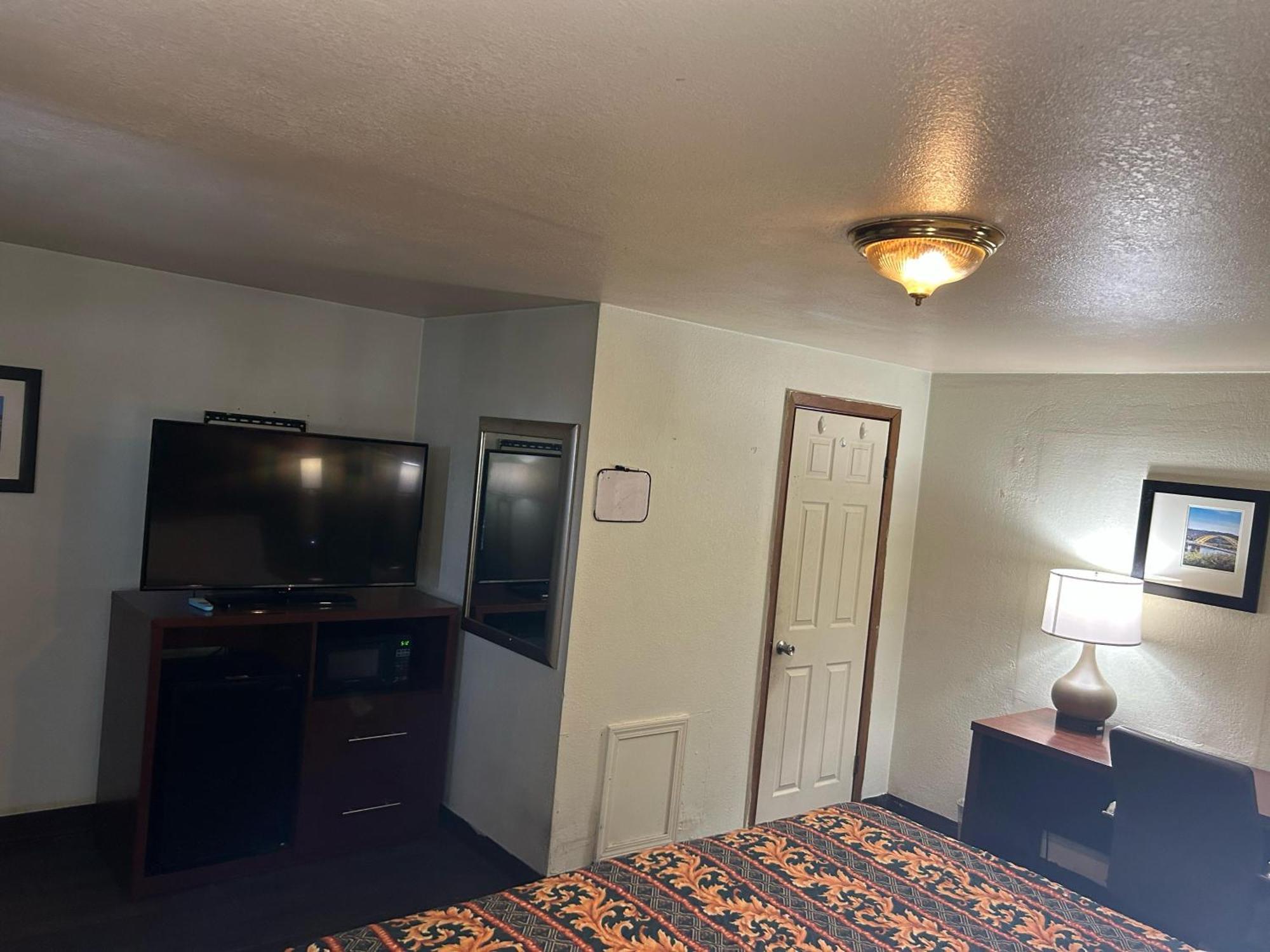 Hillcrest Motel By Oyo Aurora Near Lawrenceburg エクステリア 写真