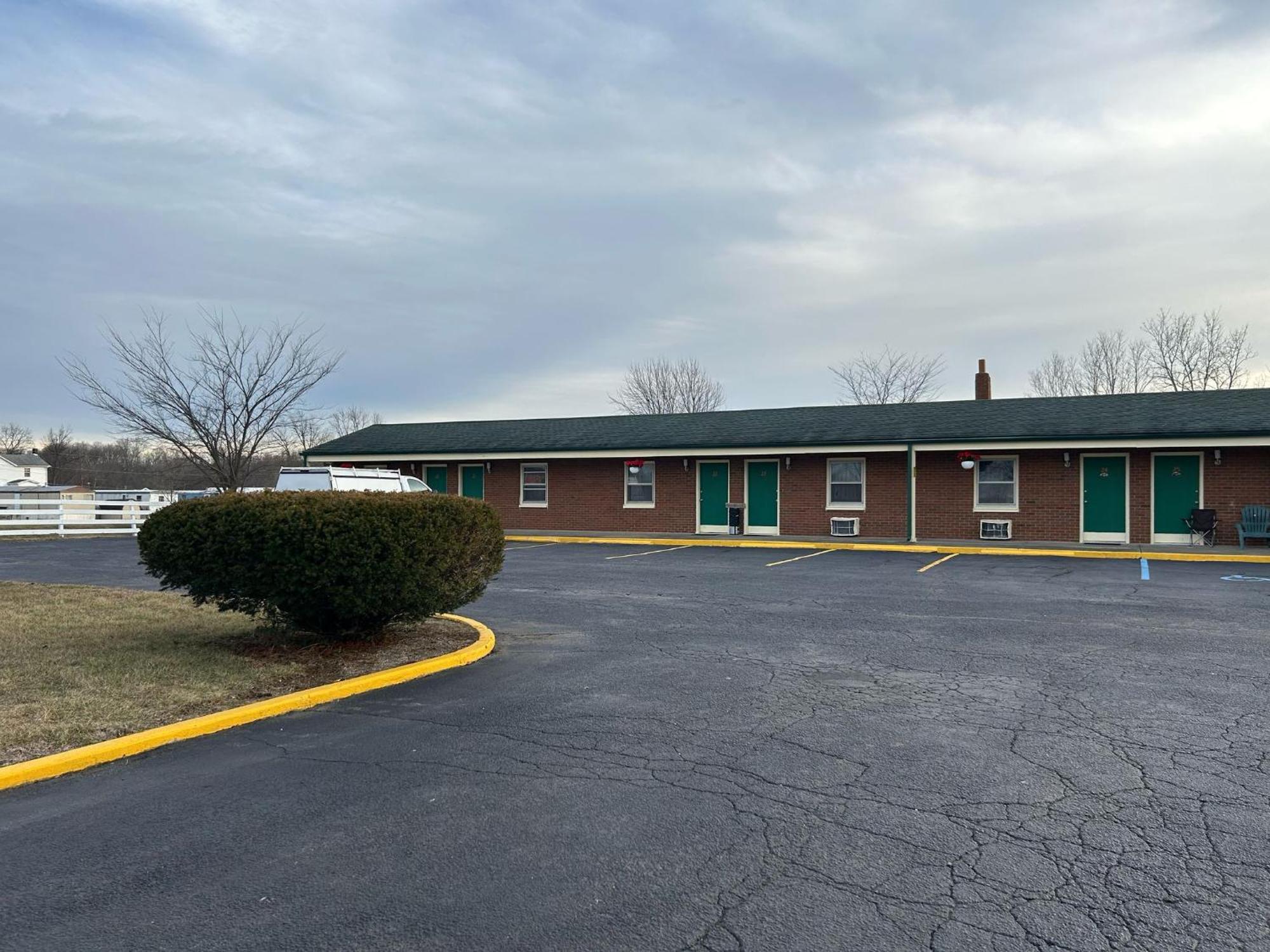 Hillcrest Motel By Oyo Aurora Near Lawrenceburg エクステリア 写真