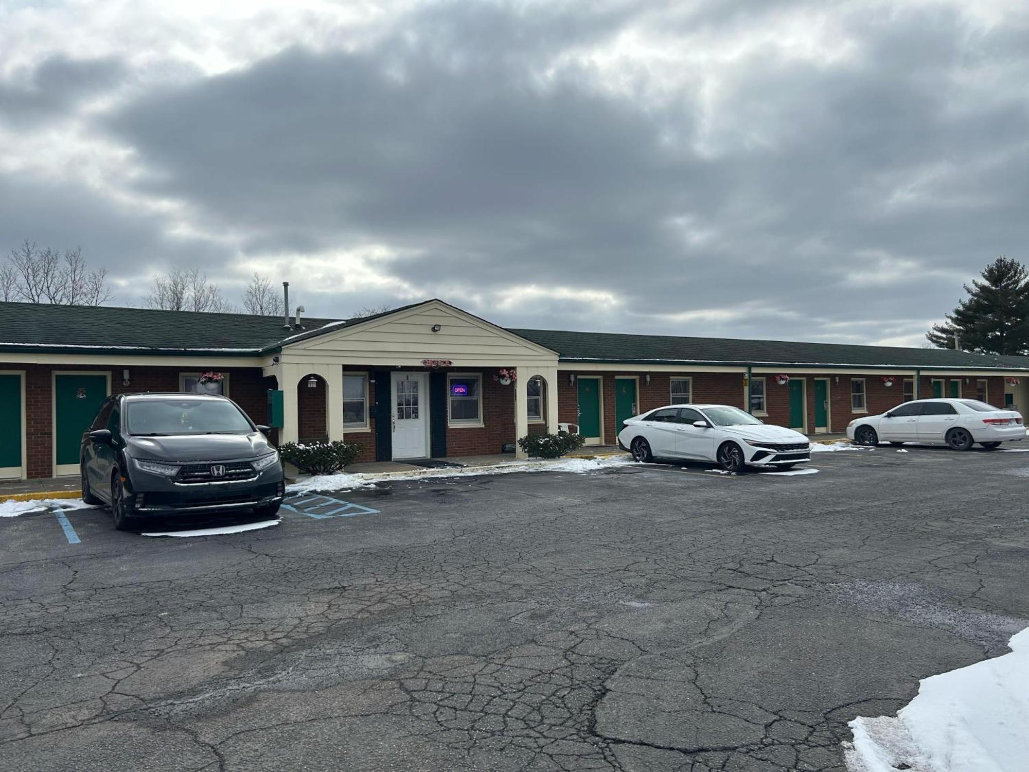 Hillcrest Motel By Oyo Aurora Near Lawrenceburg エクステリア 写真