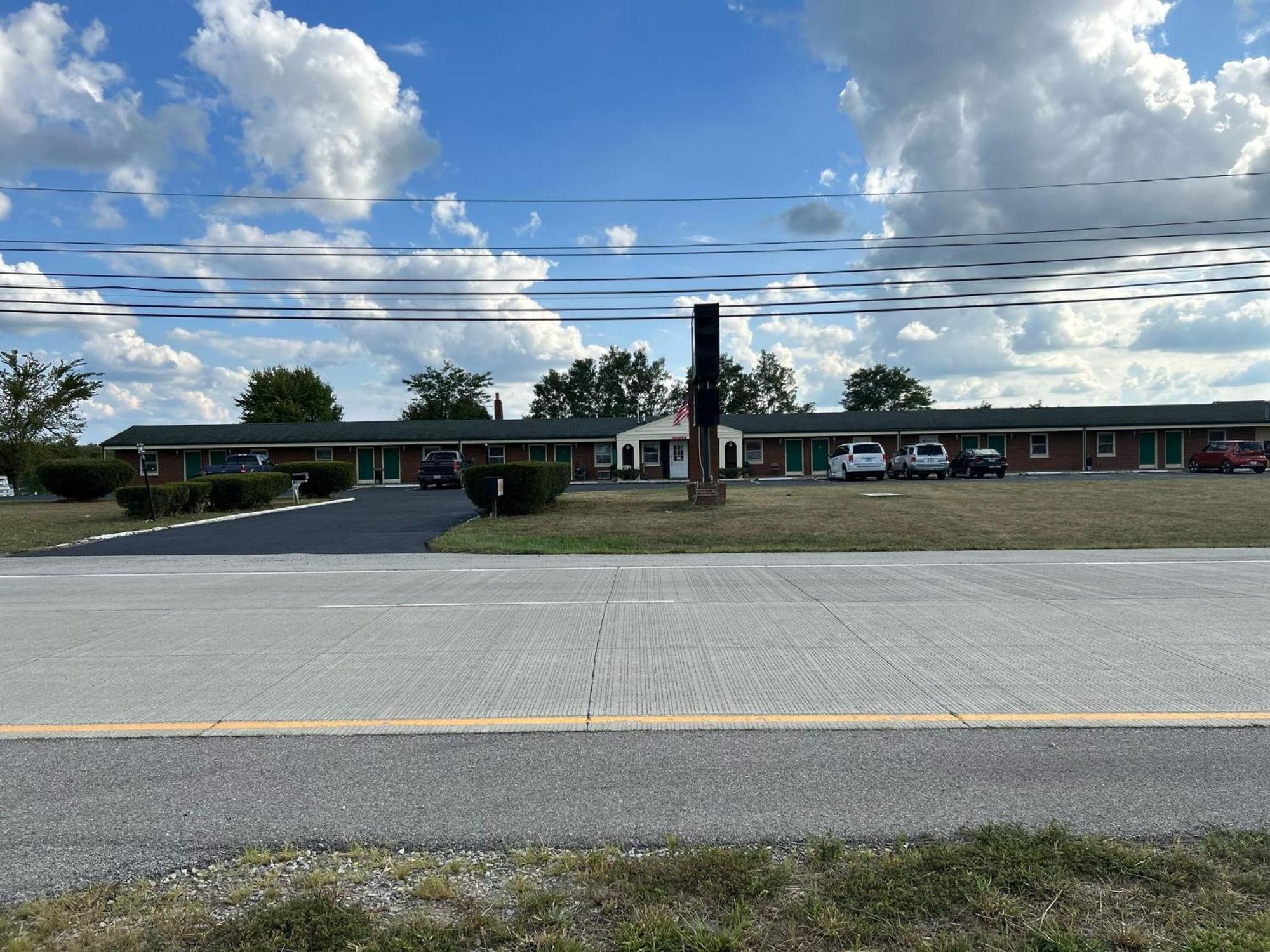Hillcrest Motel By Oyo Aurora Near Lawrenceburg エクステリア 写真
