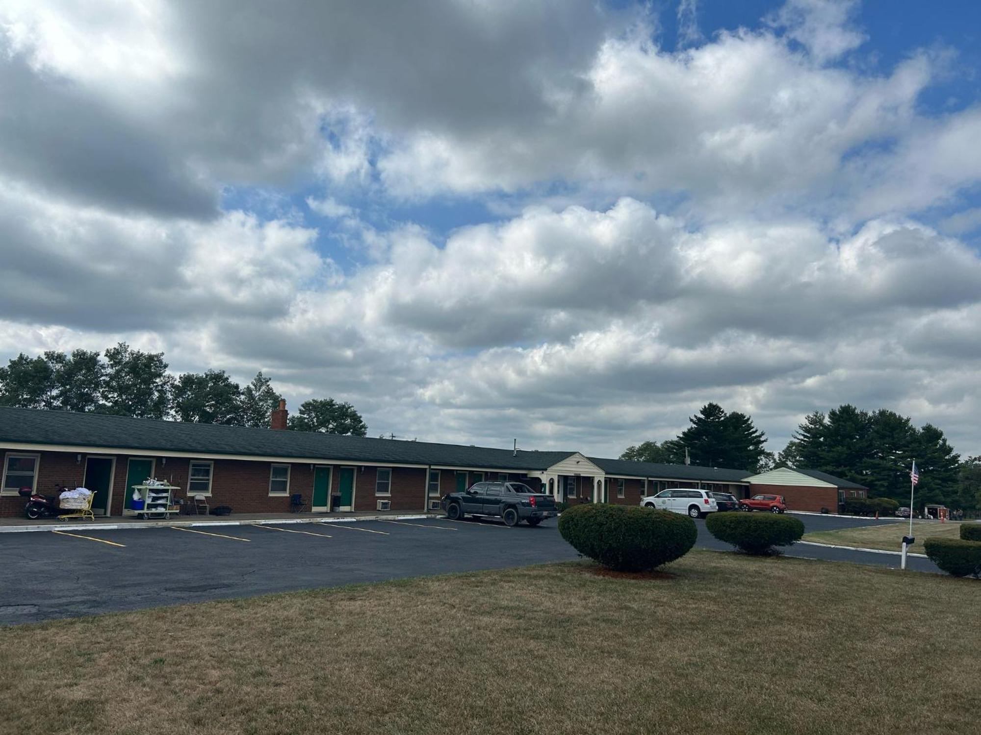 Hillcrest Motel By Oyo Aurora Near Lawrenceburg エクステリア 写真